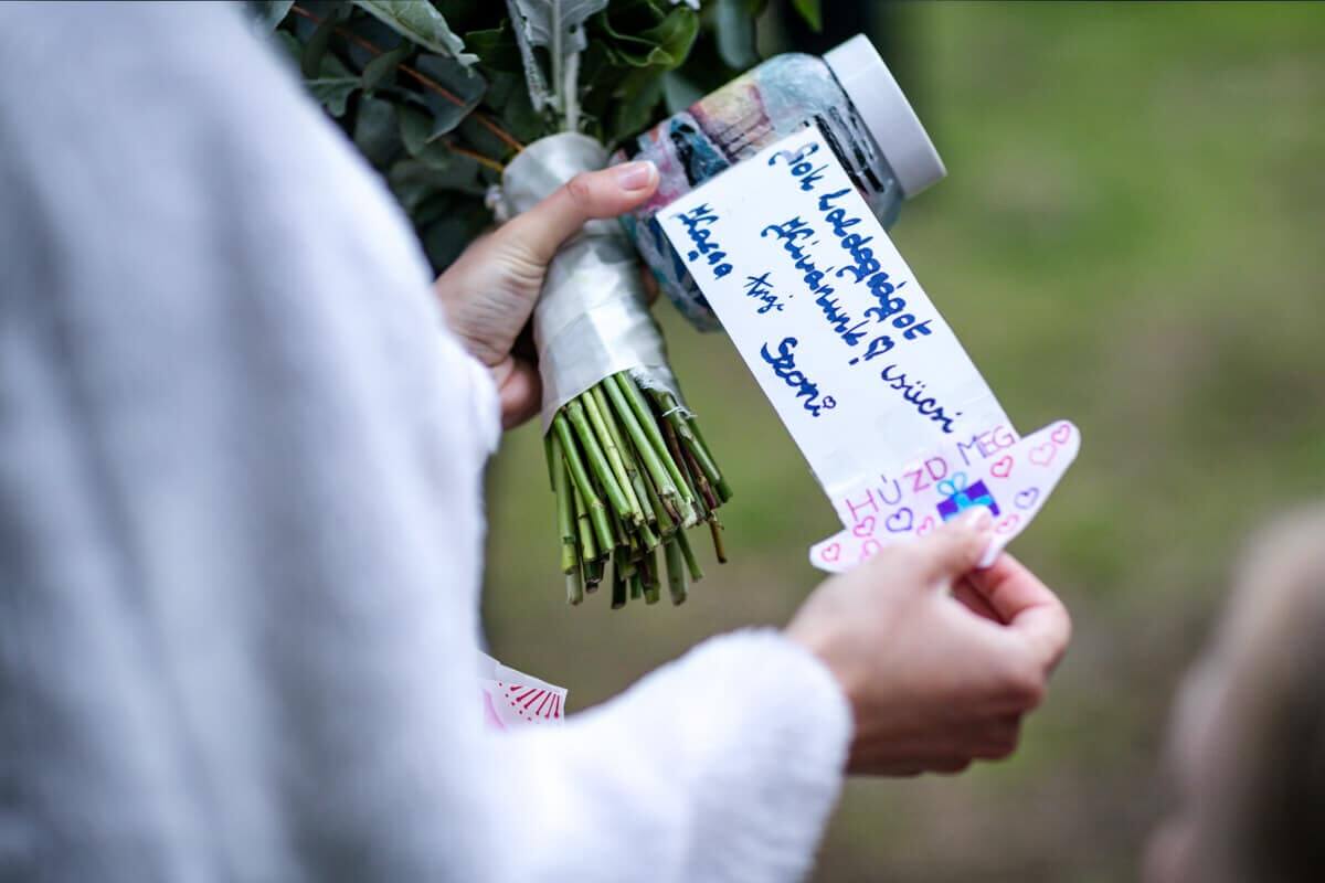 Esküvő fotózás során készült kép, amikor Laura kibont egy ajándékot.