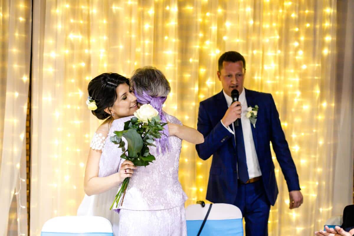 Esküvő fotózás során készült kép, amikor Márti és anyukája ölelkezik.