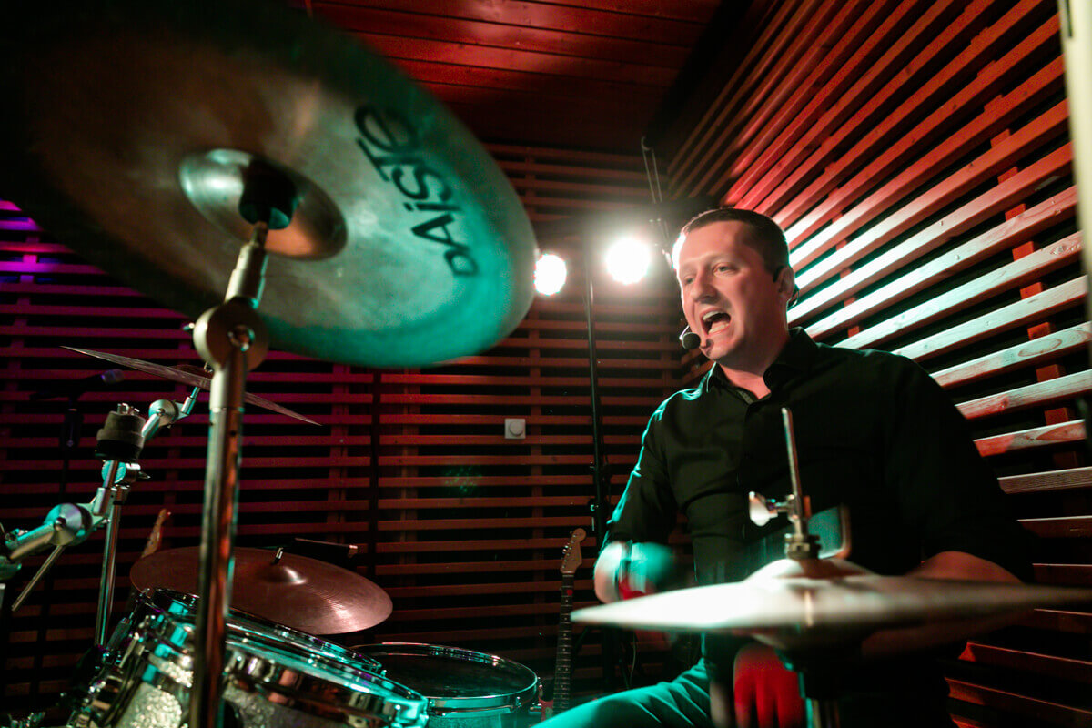 Esküvő fotózás során készült kép Marciról dobolás közben.