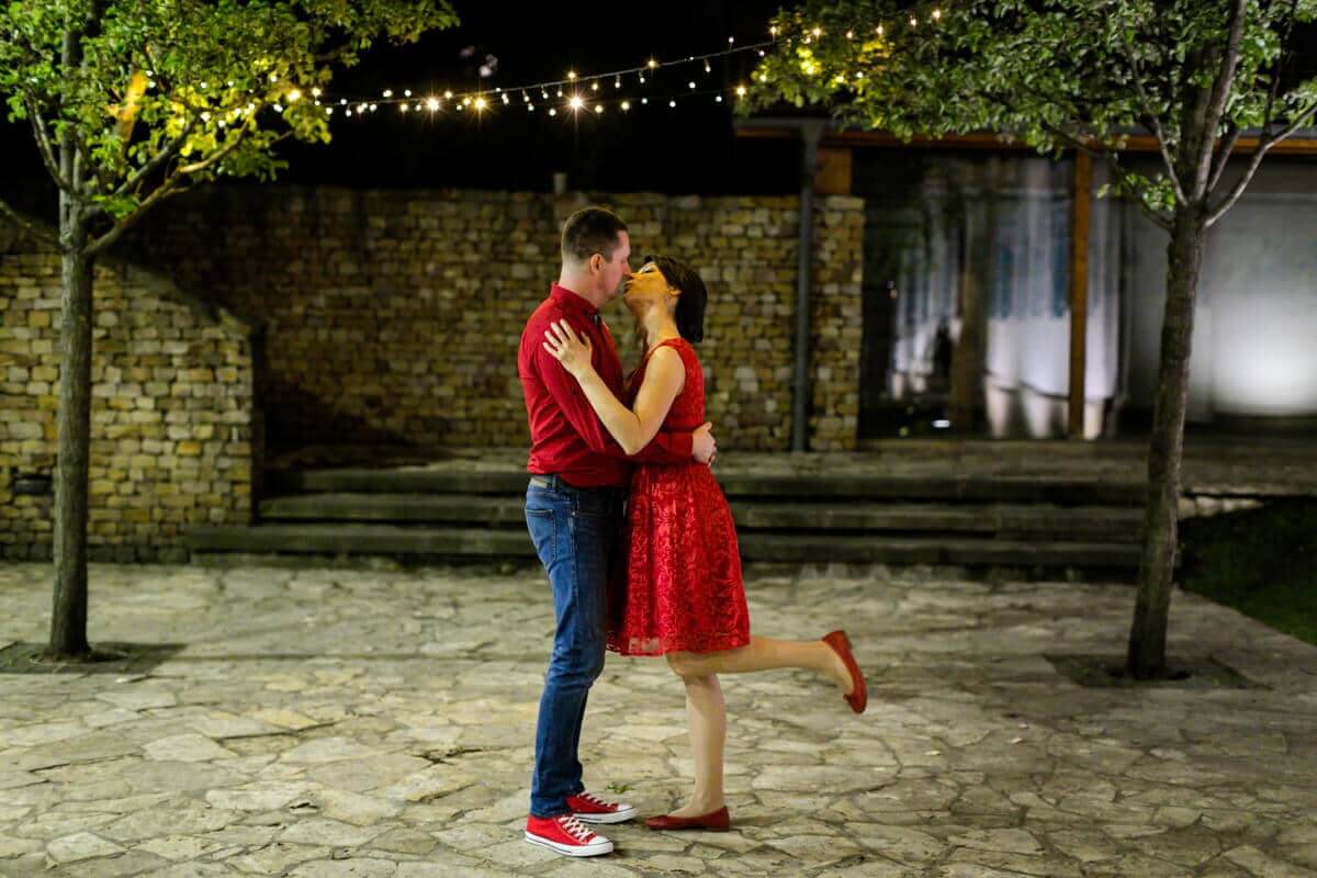 Esküvő fotózás során készült kép Mártiról és Marciról piros ruhában.