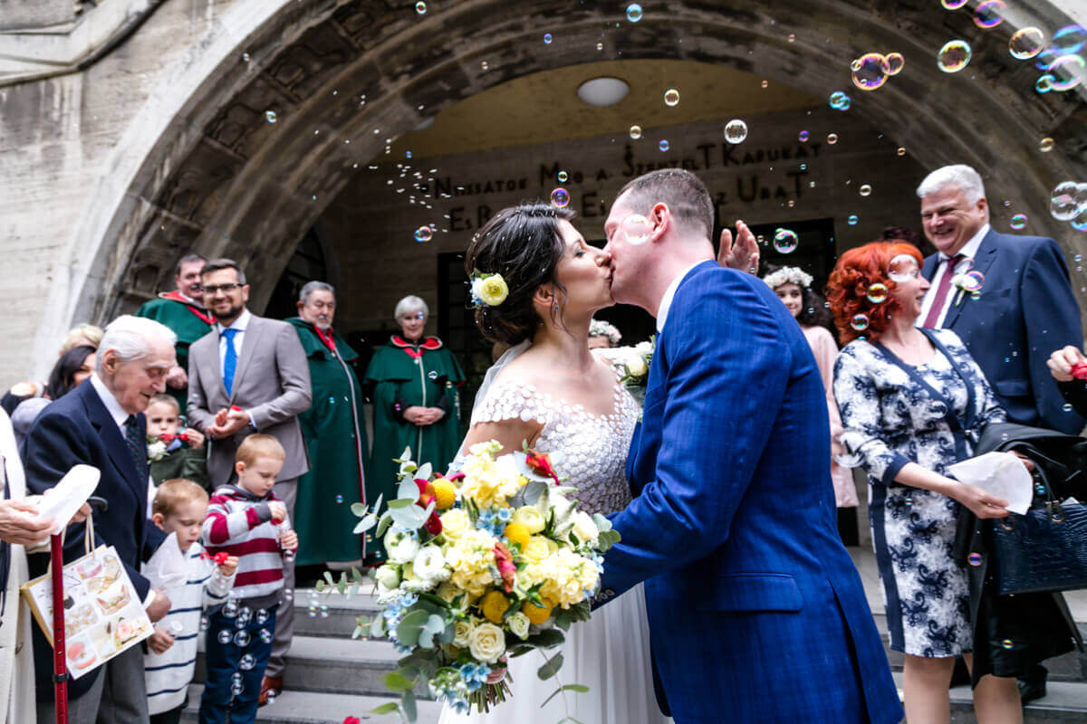 Esküvő fotózás során készült kép Mártiról és Marciról a ceremónia után.