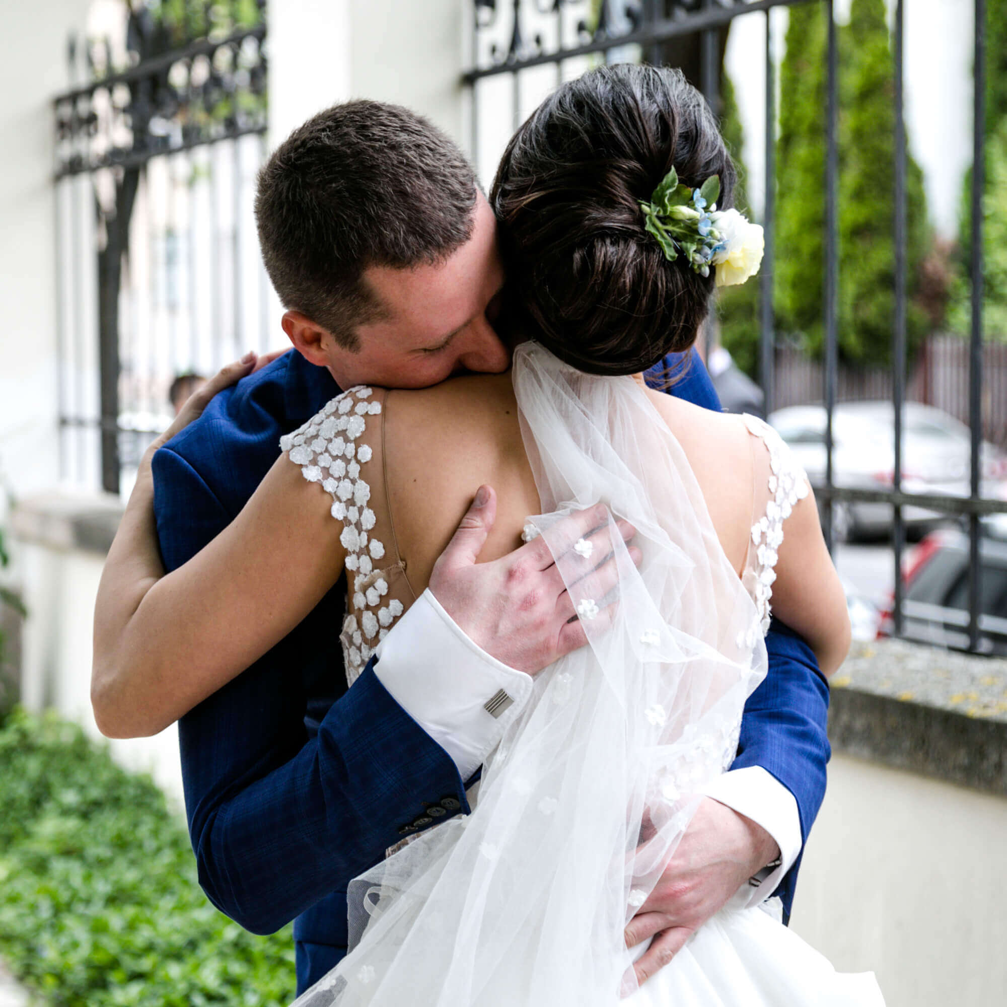 Esküvő fotózás során készült kép, amikor Márti és Marci ölelkezik.