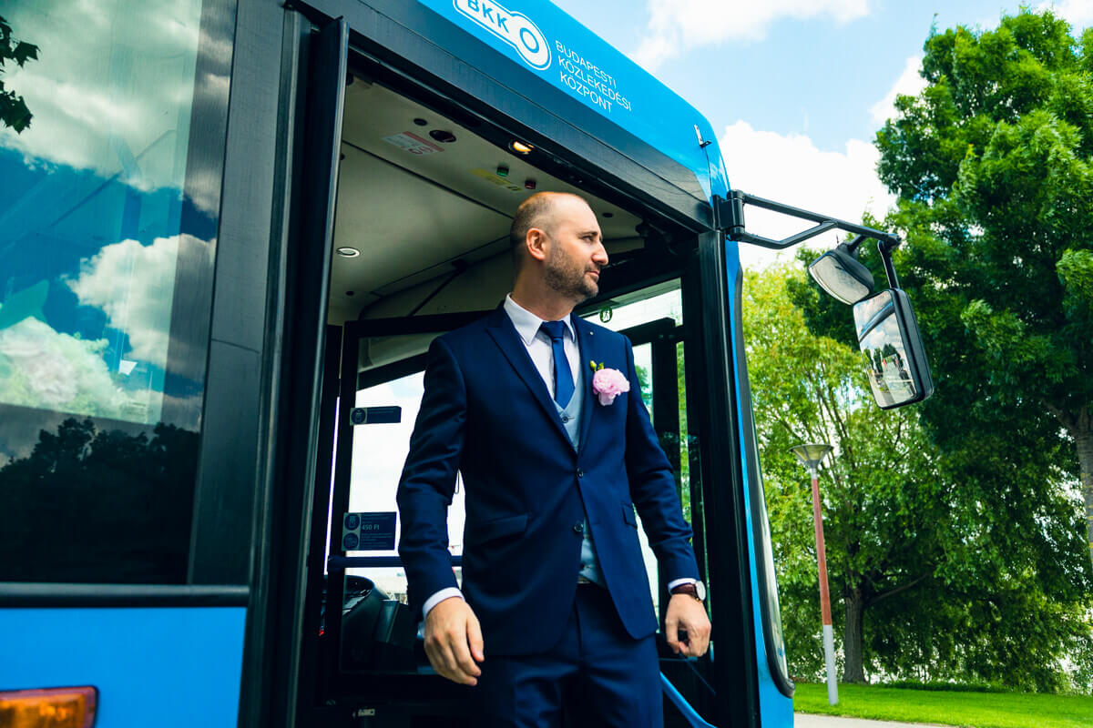 Esküvő fotózás során készült fotó Gergőről amikor leszál egy BKV buszról.