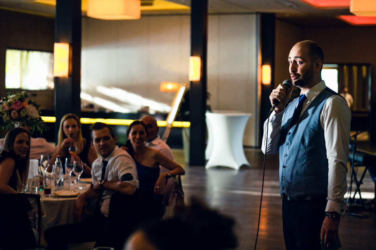 Kreatív esküvő fotózás során készült kép Gergőről beszéd közben.