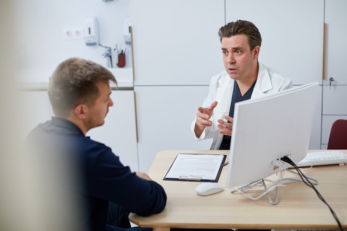 Céges image fotózás során készített kép egy orvosról és pácienséről.