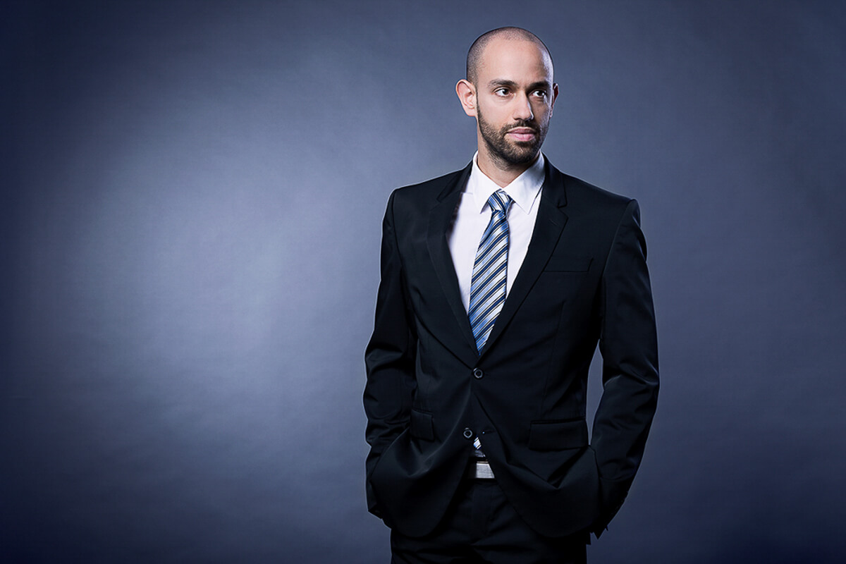 Üzleti portréfotózás során készített kép Varga Balázsról.