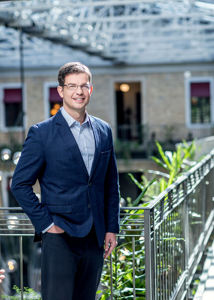 Üzleti portréfotózás során készített fotó egy coworking irodában.