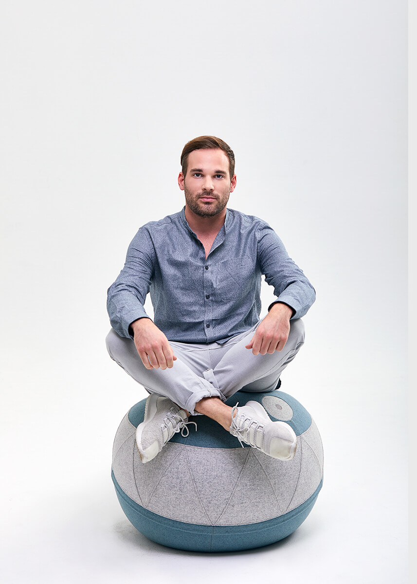 Portréfotózás során készített fotó a Bord munkatársáról.