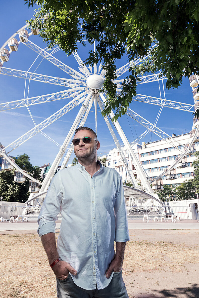 Üzleti portréfotózás során készített fotó a Deák Ferenc Téren.