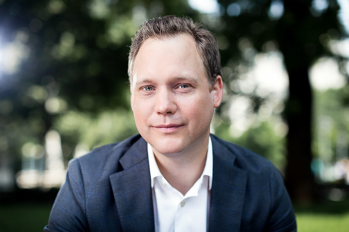 Portréfotózás során készített fotó a Békés Partners munkatársáról.