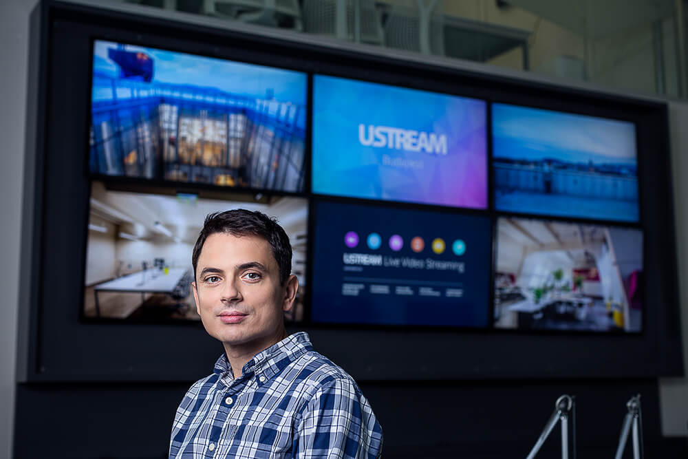 Fehér Gyula portréfotózás közben.