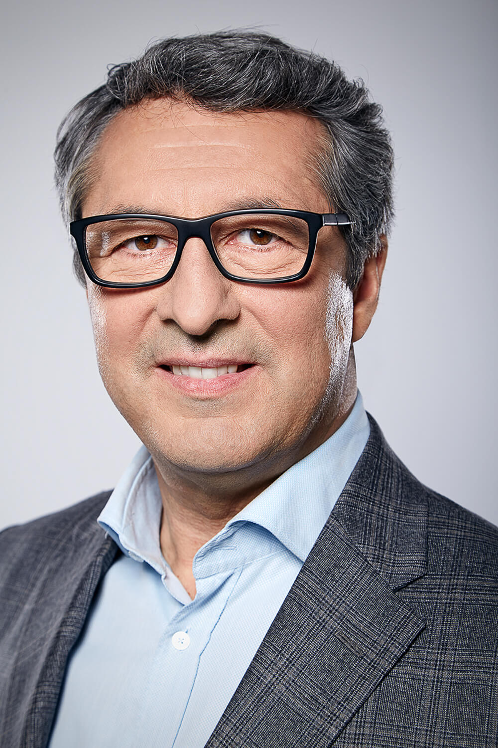 Gomola Márius portréfotózás közben.