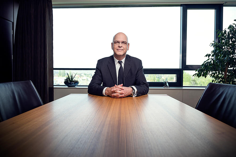 Innovátor magazin címlap portréfotózás közben.