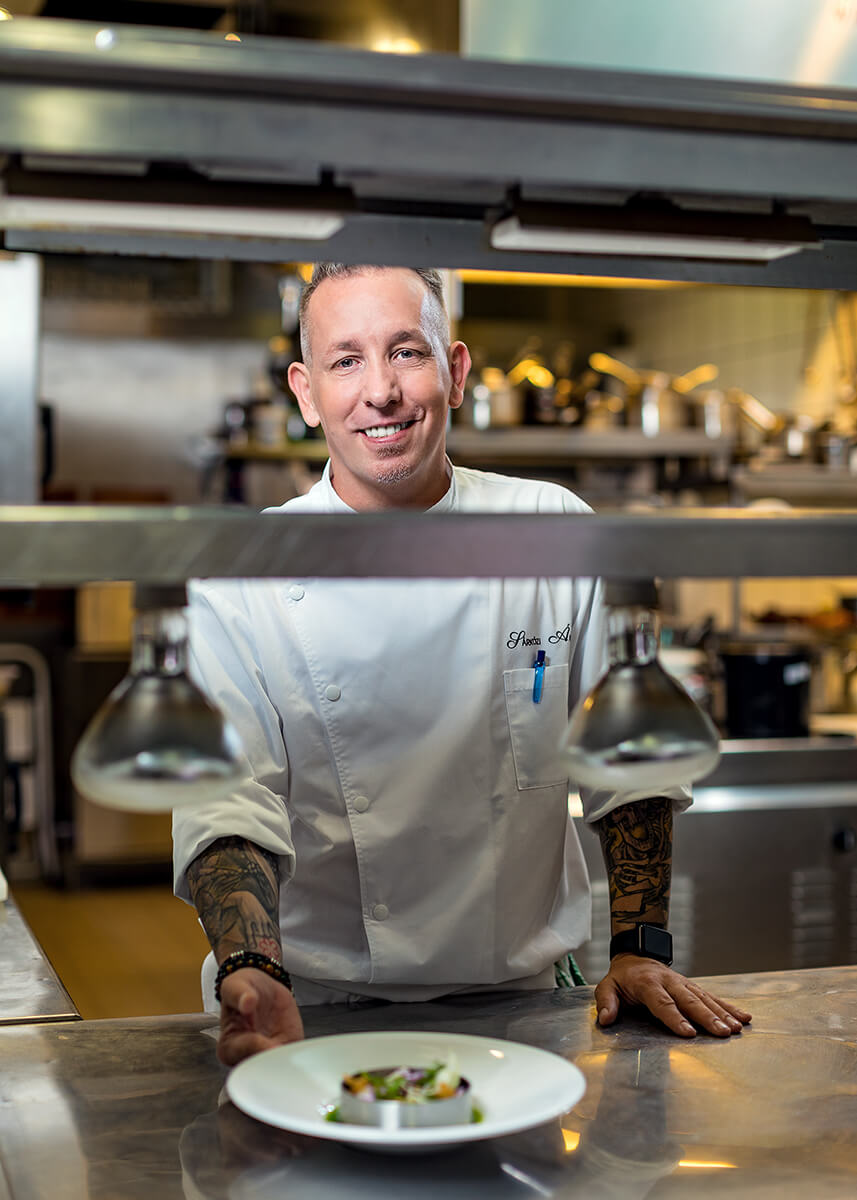 Sárközi Ákos portréfotózás közben.