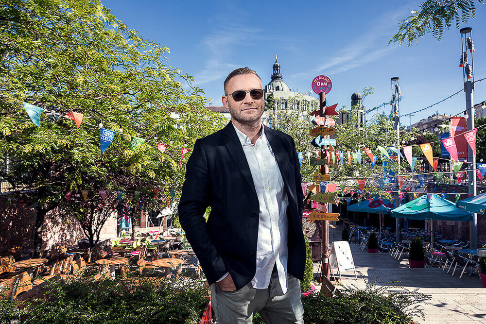 Innovátor magazin címlap portréfotózás közben.