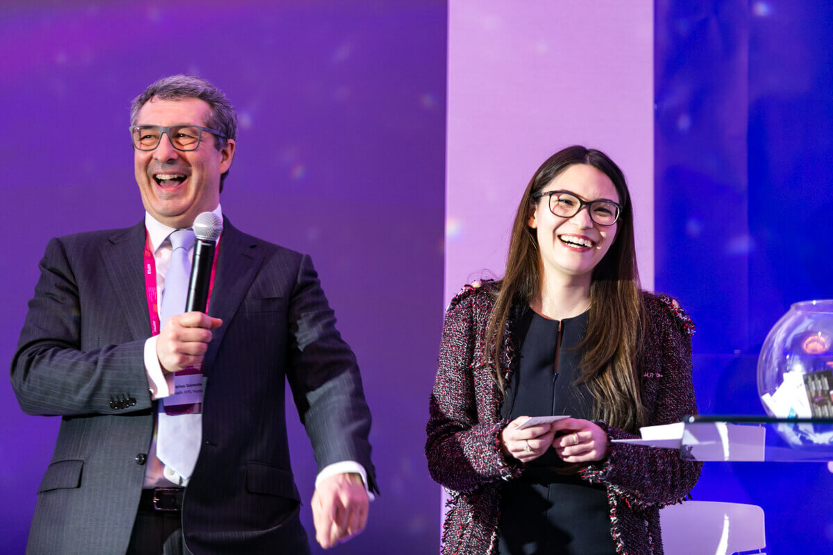 Rendezvényfotózás során készült kép két előadóról, aki éppen nevet.