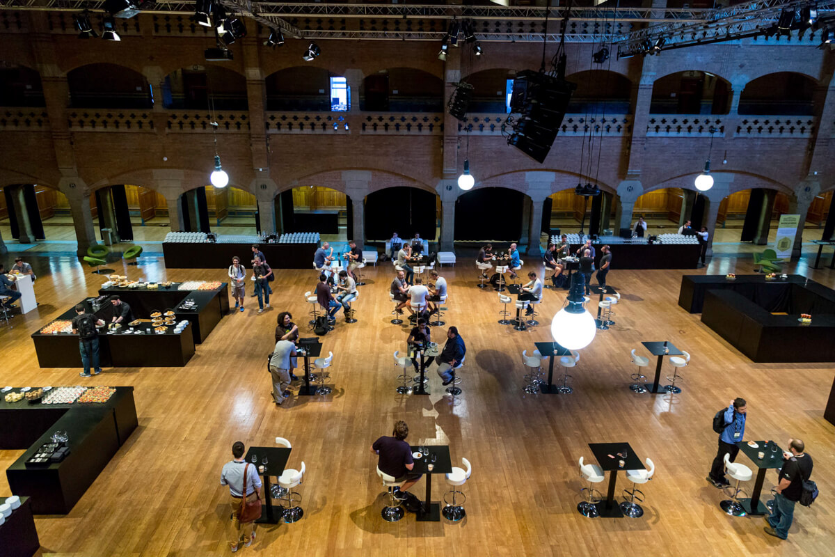 Rendezvényfotózás során készült fotó networking közben.