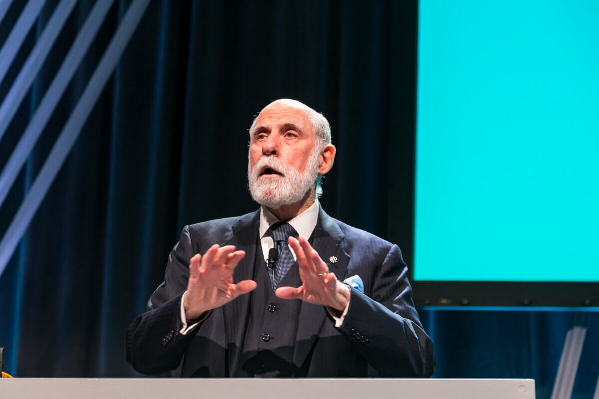 Rendezvényfotózás során készített konferencia fotó egy előadóról.