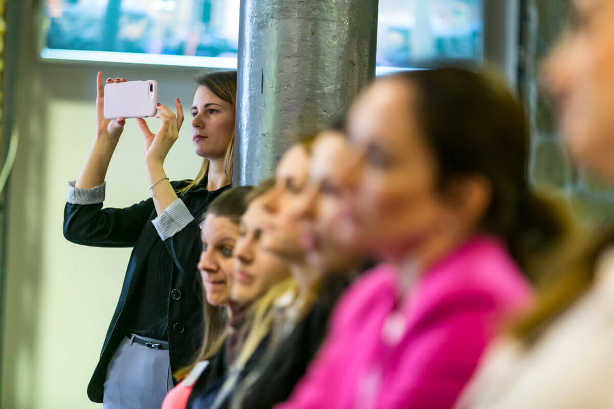 Rendezvényfotózás során készült kép egy résztvevőről fényképezés közben.