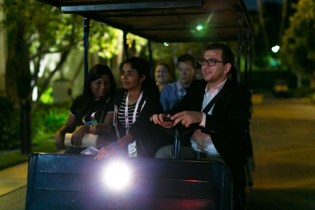 Rendezvényfotózás során készített konferencia fotó négy vendégről golf kocsizás közben.
