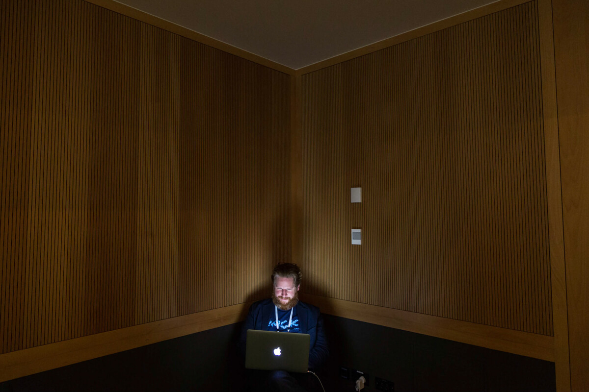 Rendezvényfotózás során készült kép egy résztvevőről, aki számítógépezik.