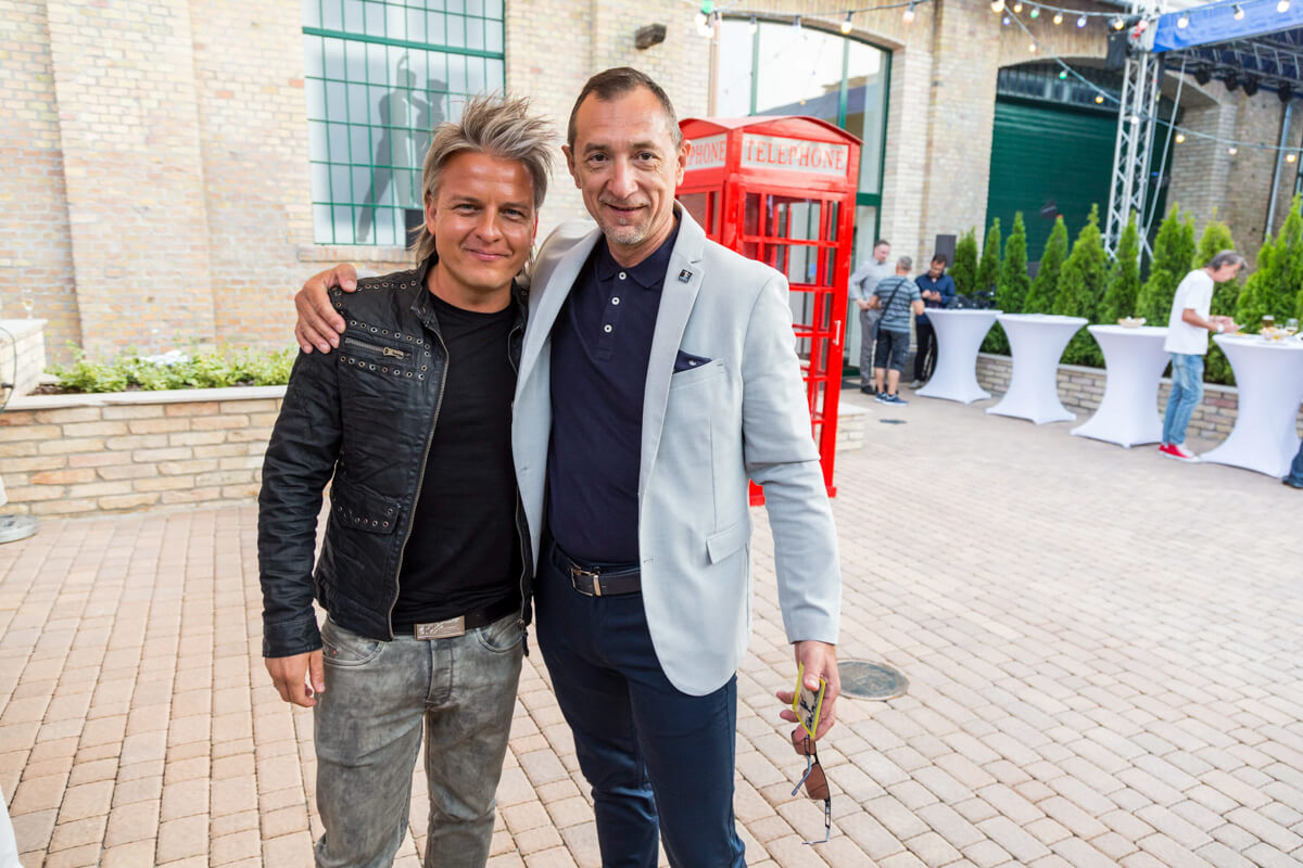 Rendezvényfotózás során készített fotó két vendégről.