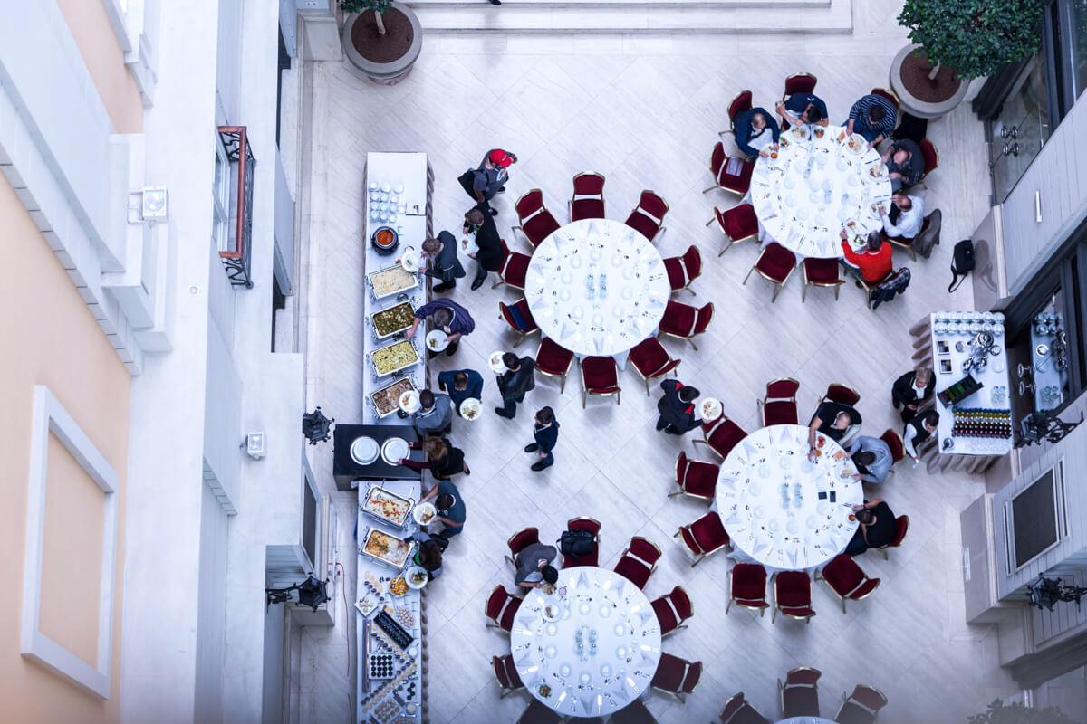 Konferenciafotózás során készített madárlátta fotó