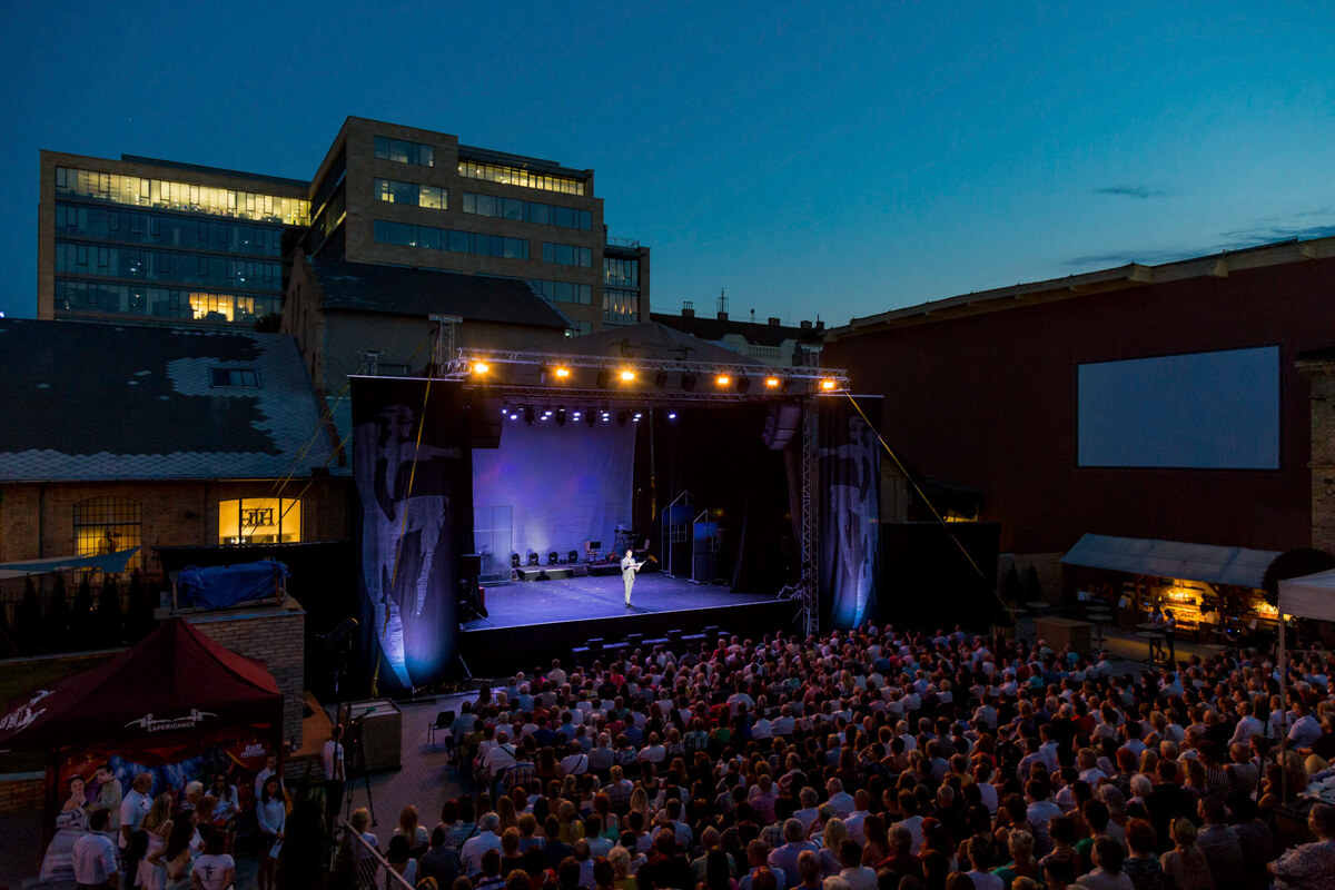 Konferenciafotózás során készült kép egy koncertről.