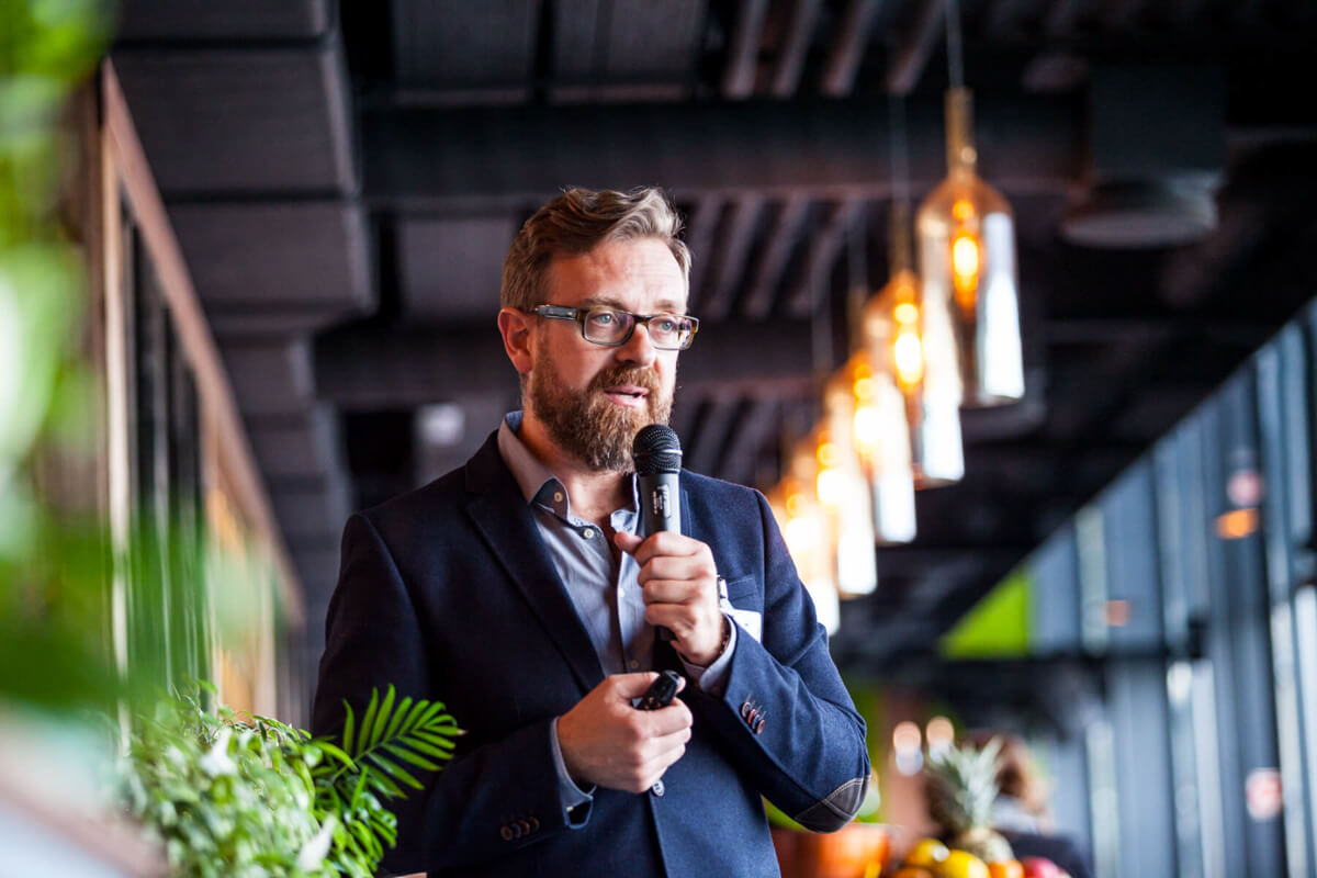 Rendezvényfotózás során készült fotó egy előadóról előadás közben.