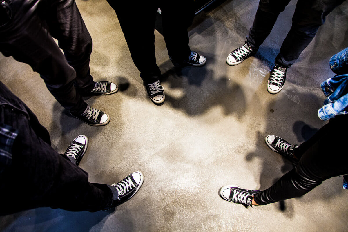 Rendezvényfotózás során készített fotó a résztvevők cipőiről.