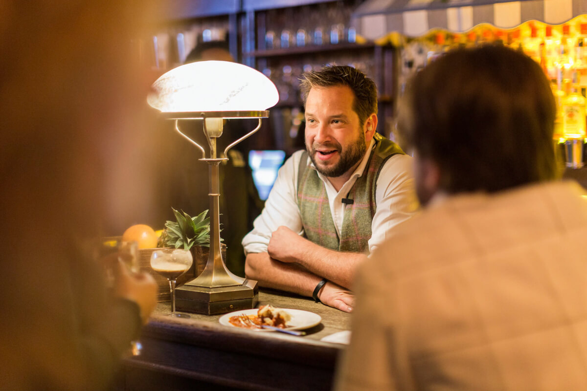 Rendezvényfotózás során készített kép egy vendégről, aki beszélget.