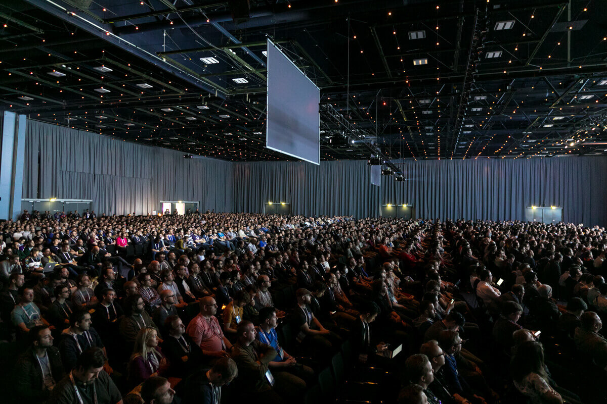 Rendezvényfotózás során készült kép a résztvevőkről, akik hallgatják az előadást.