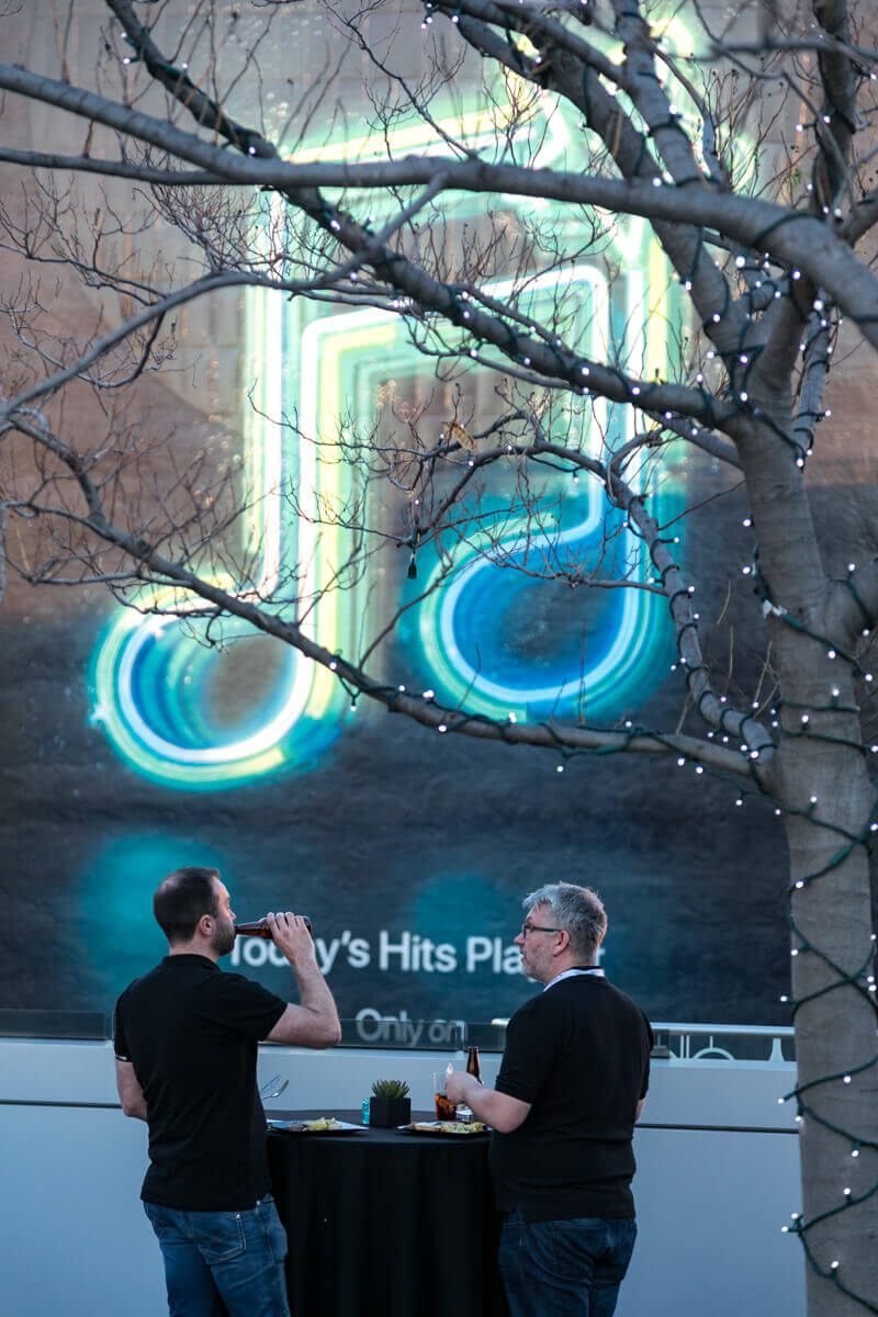 Rendezvényfotózás során készített fotó két résztvevőről beszélgetés közben.