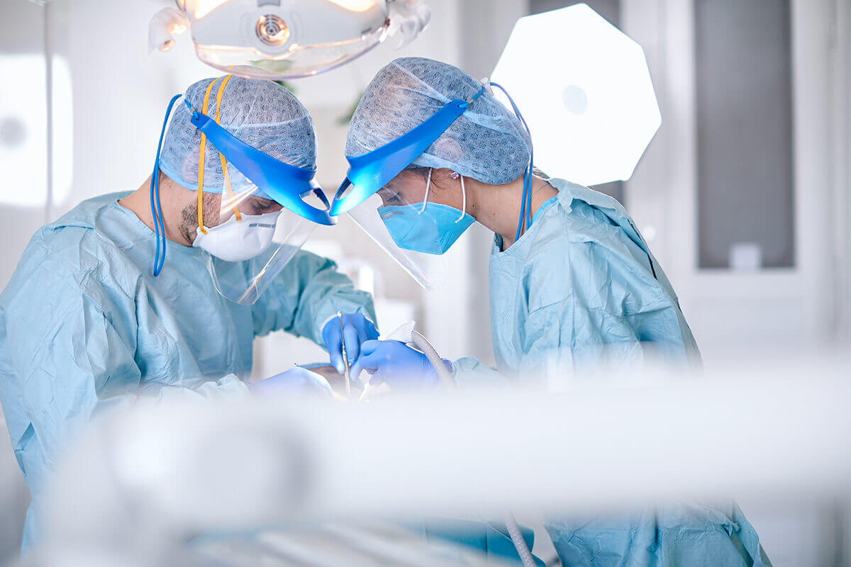 Céges Image fotózás során készített fotó egy fogorvosról kezelés közben.