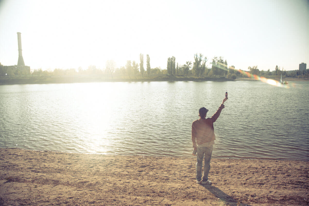 Reklámfotózás során készített Coca-Cola reklámfotó egy férfiről aki a Duna parton áll.