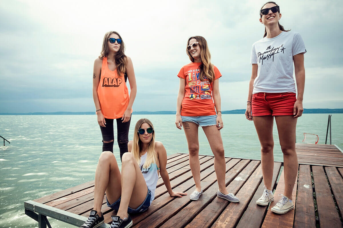 Reklámfotózás során készített image kép a Punnany Massif ruháiról.