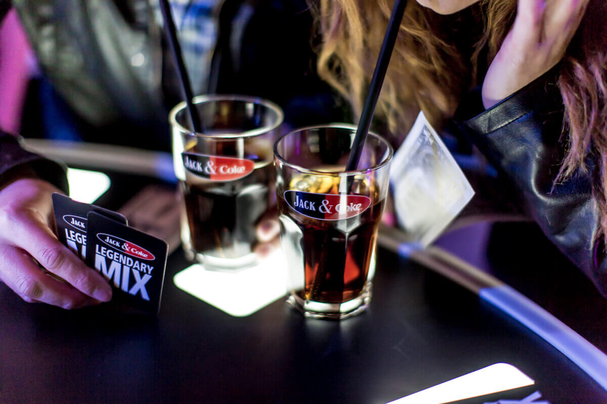 Reklámfotózás során készített reklámfotó két Coca-Colaról.