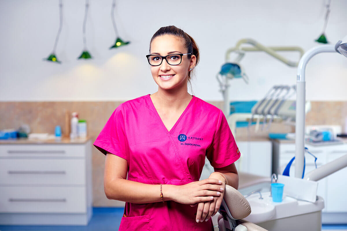 Reklámfotózás során készített portréfotó egy fogorvosról.