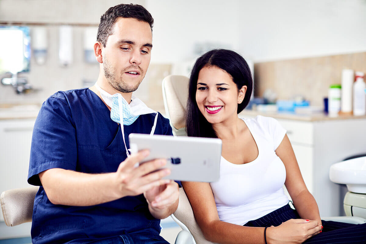 Reklámfotózás során készített image fotó egy fogorvosról és pácienséről.