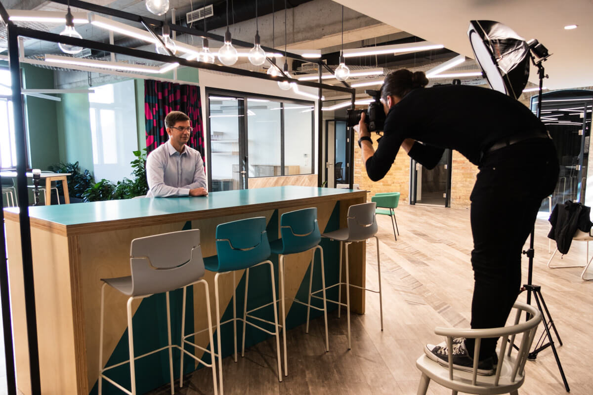 Üzleti portréfotózás során készített werkfotó egy Co-working irodában.