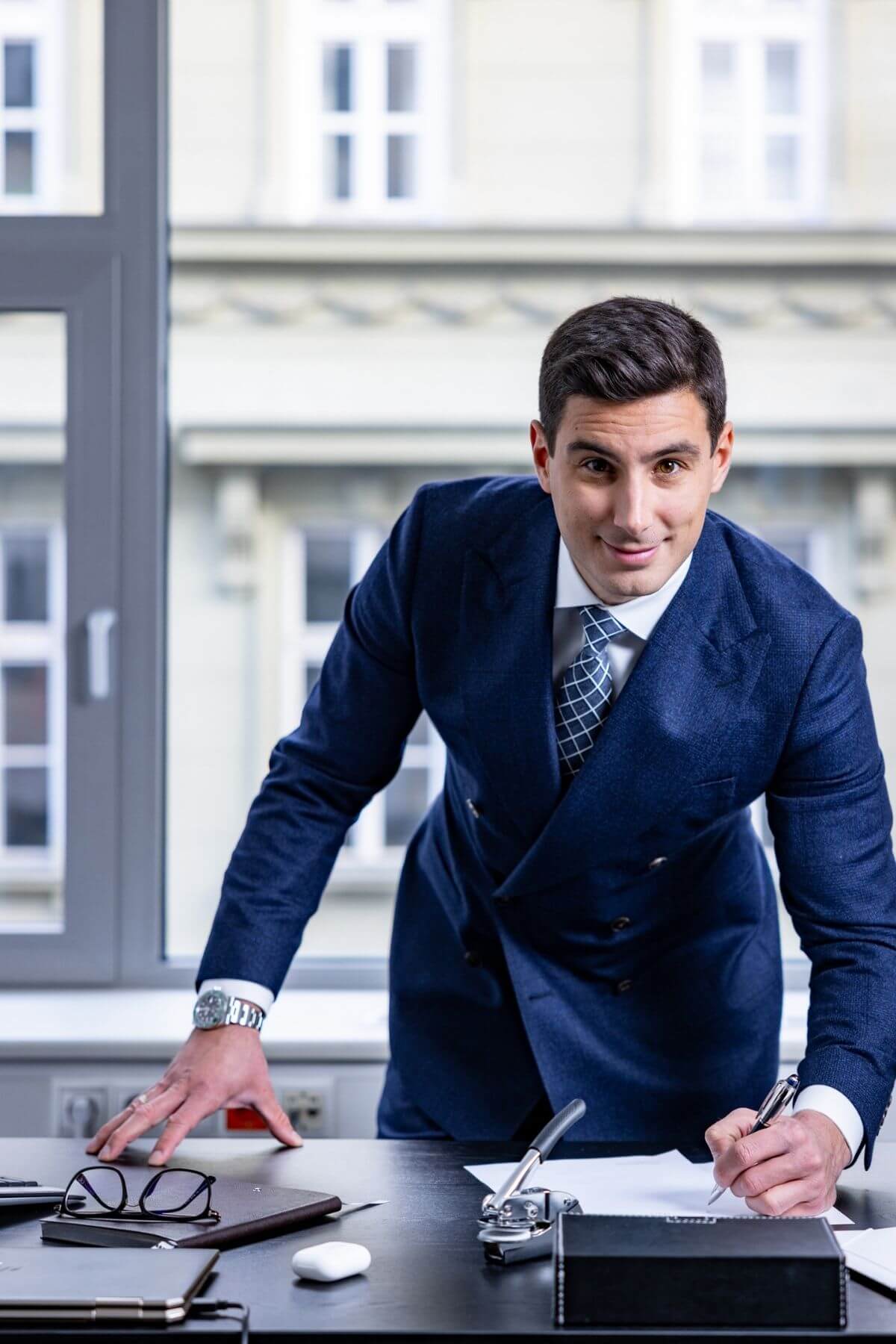 A Kaiser & Pilisi Ügyvéd Társulás image fotózása az irodában.