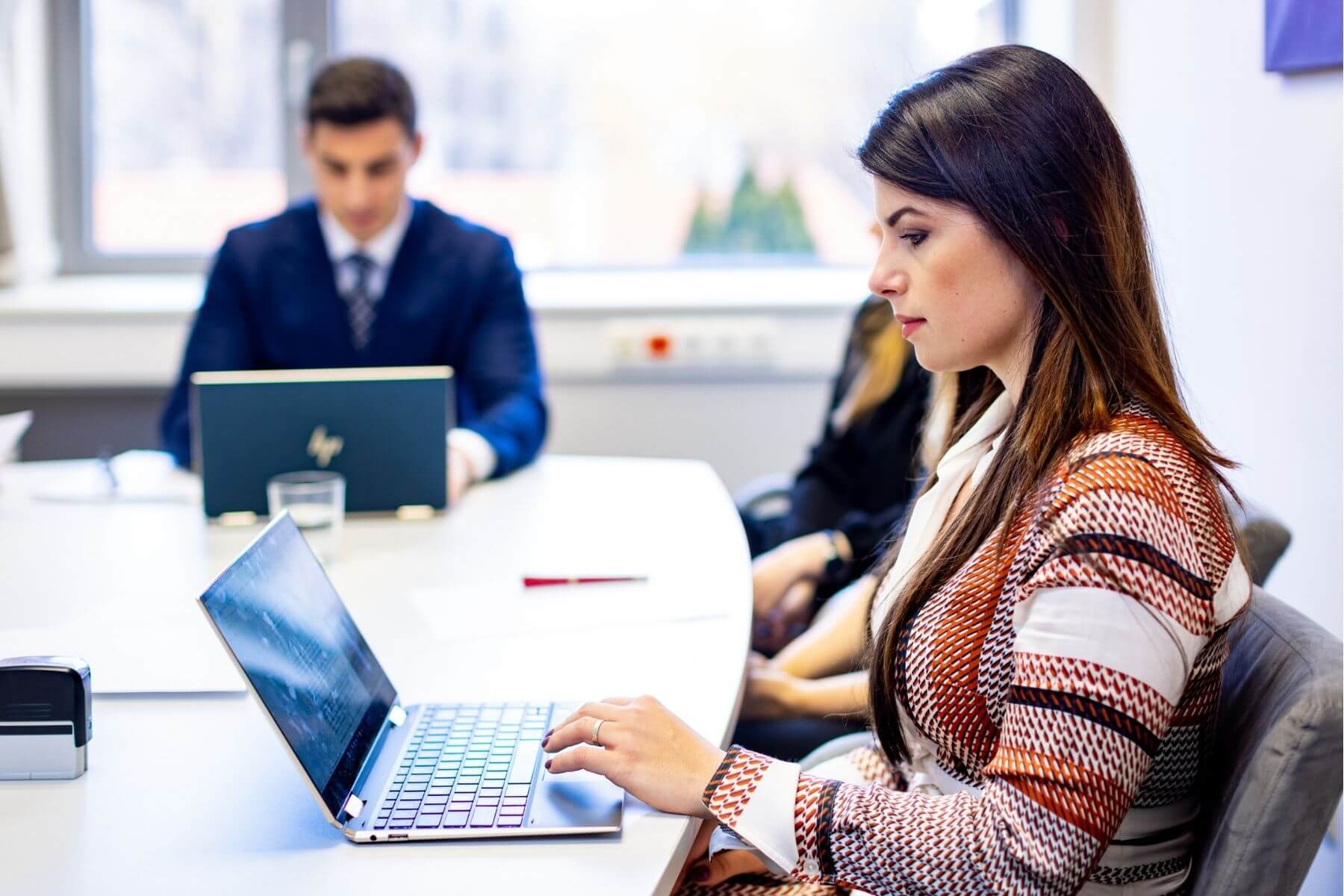 A Kaiser & Pilisi Ügyvéd Társulás image fotózása az irodában.